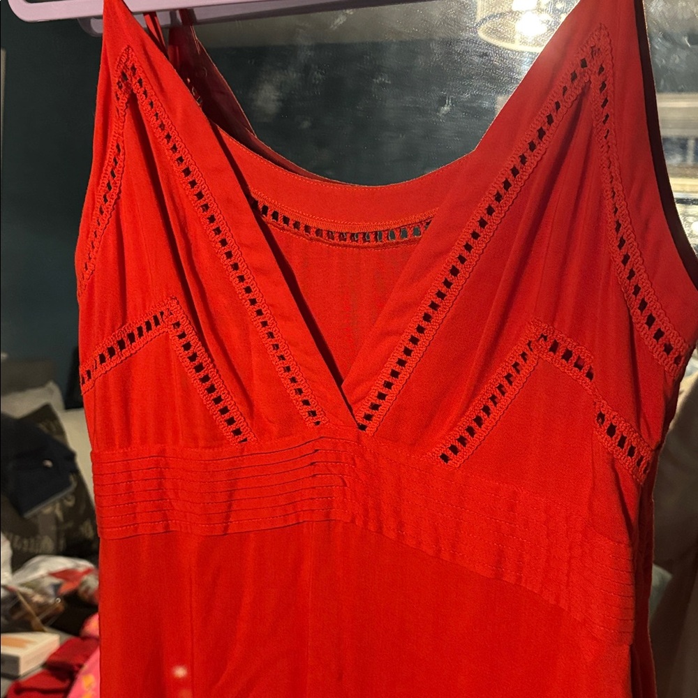 Elegant Red Sleeveless Dress - Picture 2 of 4